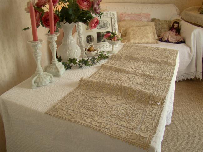 Splendeur de chemin de table avec ses 6 sets et serviettes en broderie Richelieu