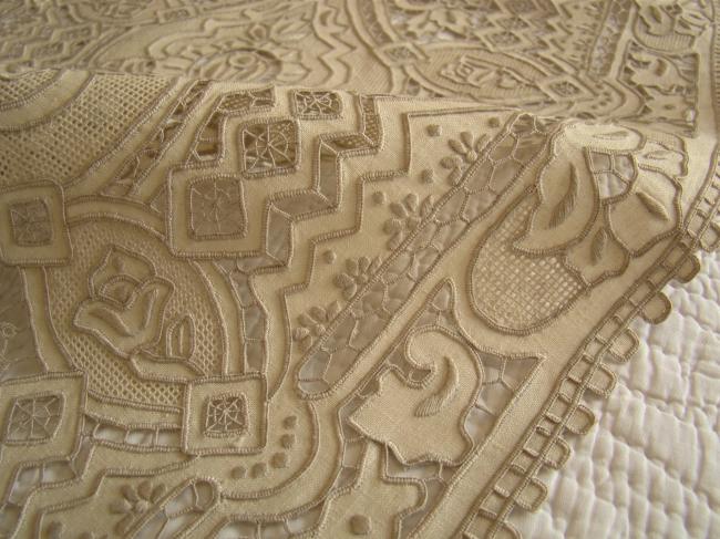 Splendeur de chemin de table avec ses 6 sets et serviettes en broderie Richelieu