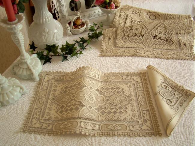 Splendeur de chemin de table avec ses 6 sets et serviettes en broderie Richelieu