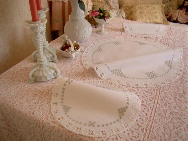 Superbe centre de table et ses 2 napperons, en fil de lin brodé et dentelle 1930