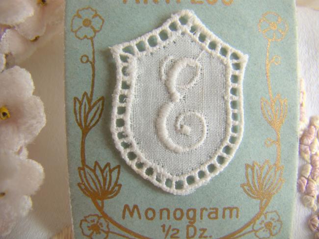 Joli monogramme E dans un cartouche ajouré de fine batiste 1900-20