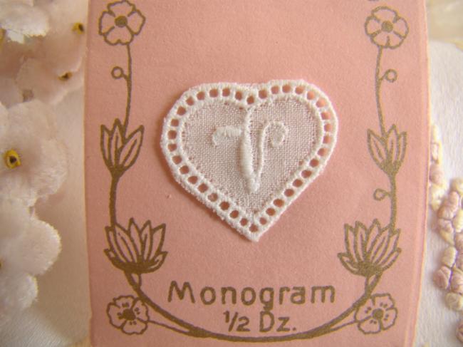 Joli mini monogramme V dans un cartouche ajouré de fine batiste 1900-20