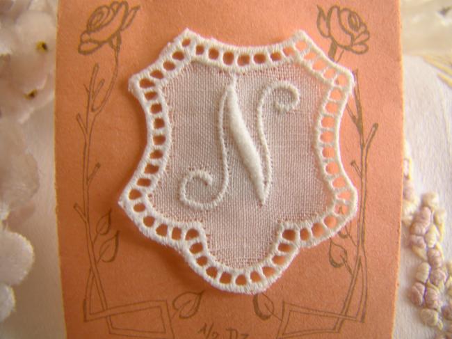 Joli monogramme N dans un cartouche ajouré de fine batiste 1900-20