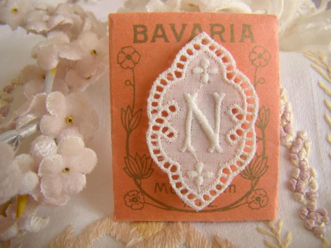 Adorable monogramme N dans un cartouche ajouré de fine batiste 1900-20