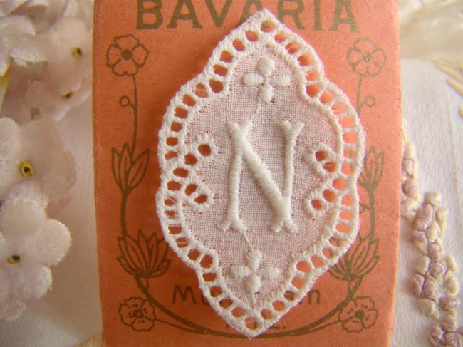 Adorable monogramme N dans un cartouche ajouré de fine batiste 1900-20