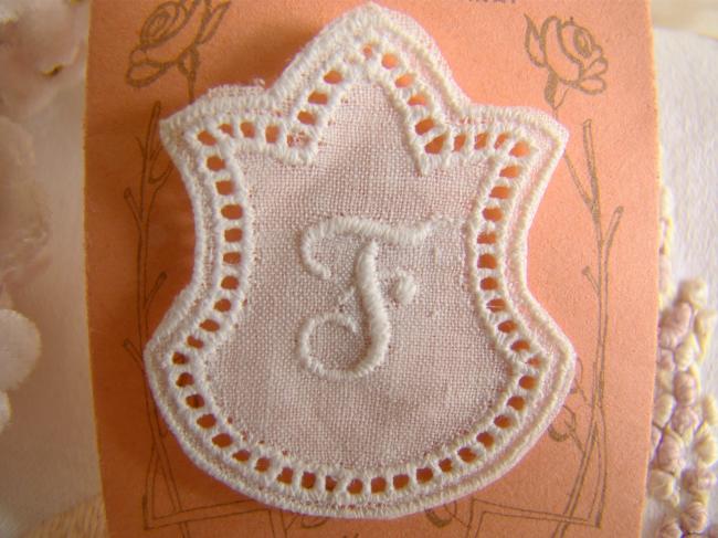 Joli monogramme F dans un cartouche ajouré de fine batiste 1900-20