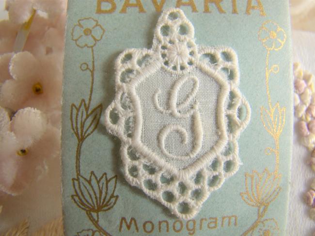 Superbe monogramme G dans un cartouche ajouré de fine batiste 1900-20