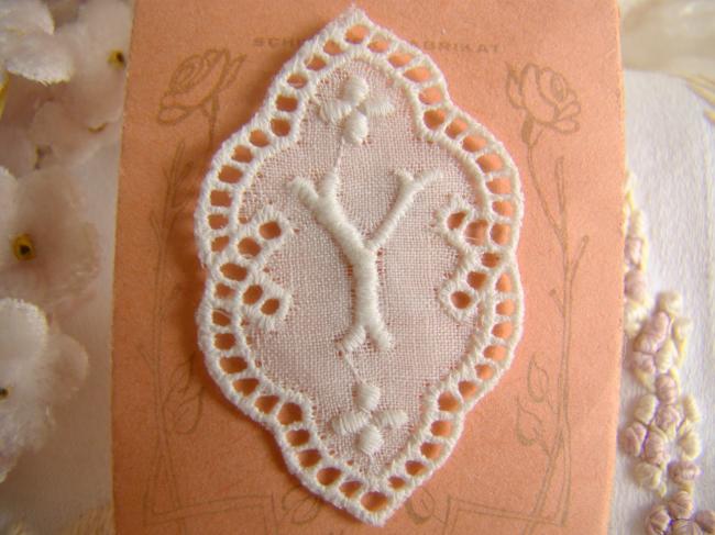 Adorable monogramme Y dans un cartouche ajouré de fine batiste 1900-20