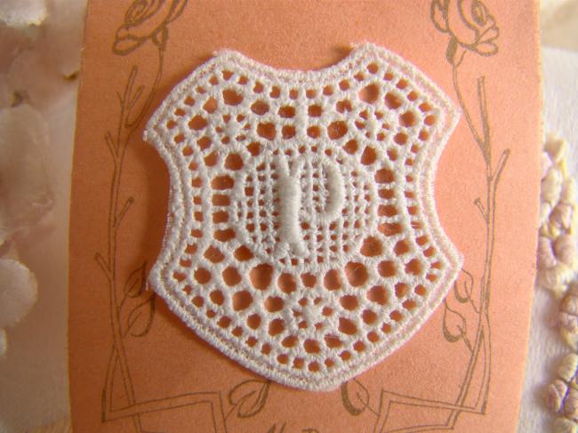 Superbe monogramme P dans un cartouche ajouré de fine batiste 1900-20