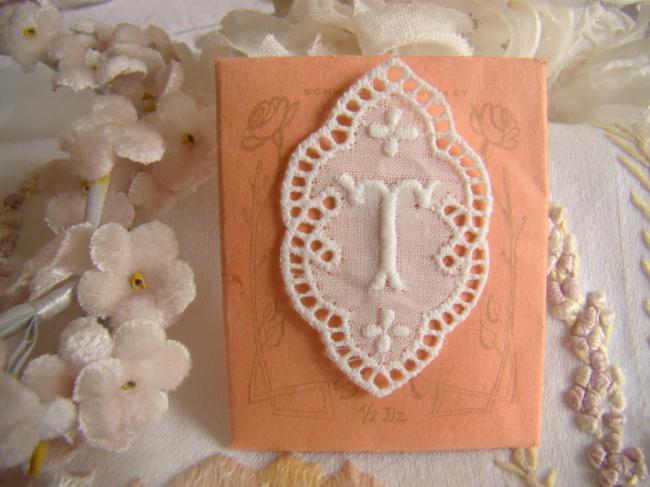 Adorable monogramme T dans un cartouche ajouré de fine batiste 1900-20