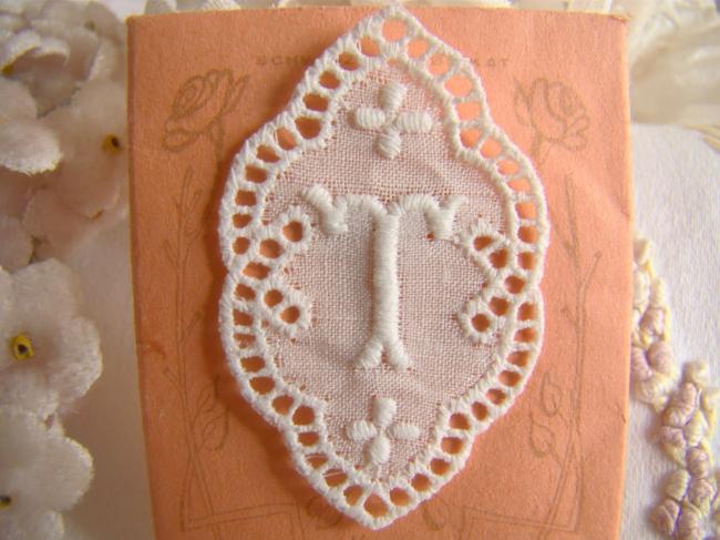 Adorable monogramme T dans un cartouche ajouré de fine batiste 1900-20