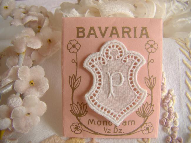 Joli monogramme P dans un cartouche ajouré de fine batiste 1900-20