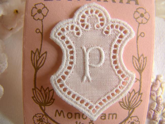 Joli monogramme P dans un cartouche ajouré de fine batiste 1900-20