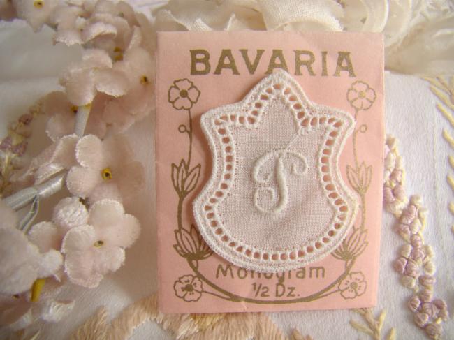 Joli monogramme P dans un cartouche ajouré de fine batiste 1900-20