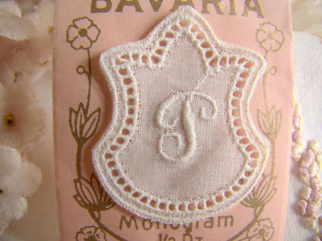 Joli monogramme P dans un cartouche ajouré de fine batiste 1900-20