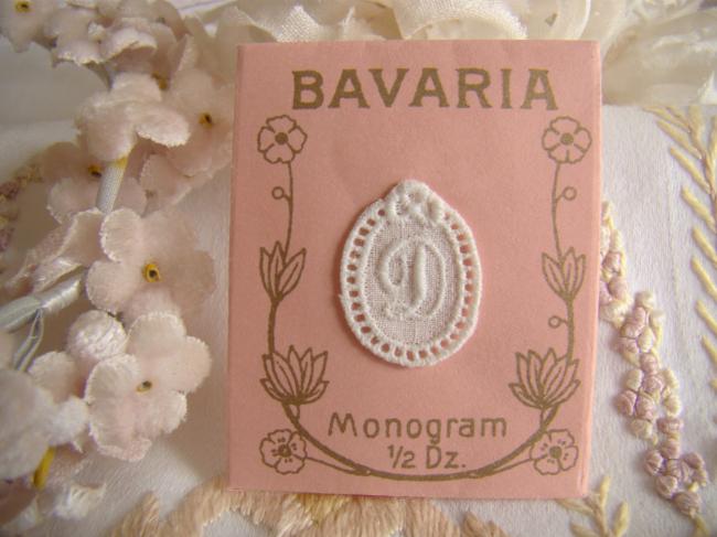 Adorable mini monogramme D dans un cartouche ajouré en fine batiste 1900-20