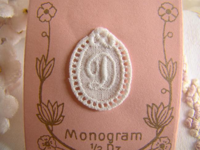 Adorable mini monogramme D dans un cartouche ajouré en fine batiste 1900-20