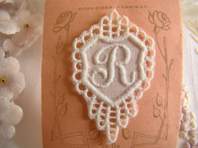 Superbe monogramme R dans un cartouche ajouré de fine batiste 1900-20