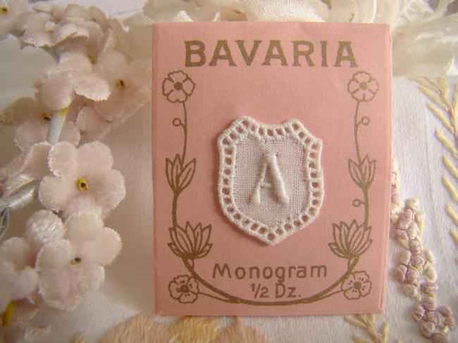 Joli mini monogramme A dans un cartouche ajouré de fine batiste 1900-20