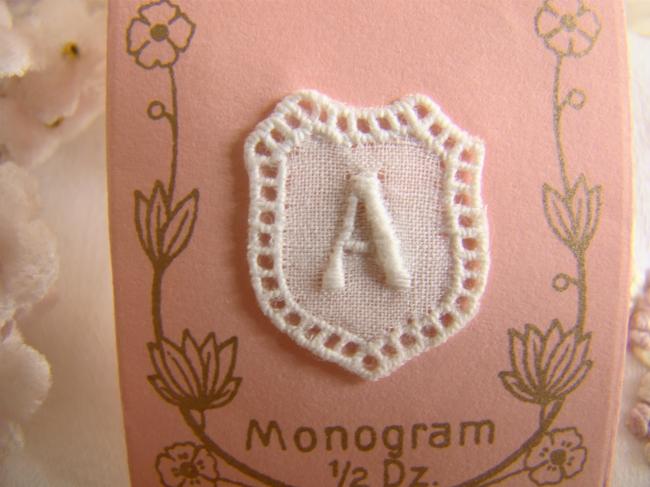 Joli mini monogramme A dans un cartouche ajouré de fine batiste 1900-20