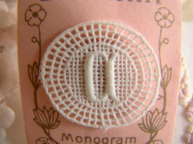 Superbe monogramme A dans un cartouche ajouré de fine batiste 1900-20