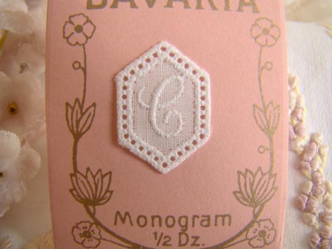 Joli mini monogramme C dans un cartouche ajouré de fine batiste 1900-20