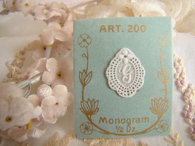 Adorable mini monogramme G dans un cartouche ajouré de fine batiste 1900-20