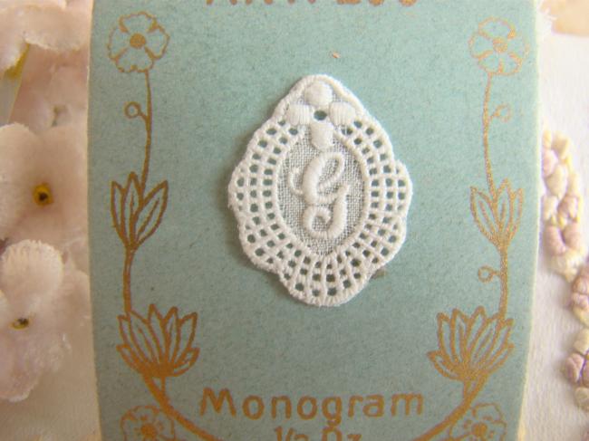 Adorable mini monogramme G dans un cartouche ajouré de fine batiste 1900-20