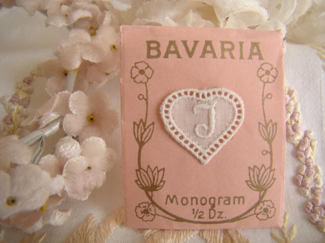 Joli mini monogramme J ou I dans un cartouche ajouré de fine batiste 1900-20