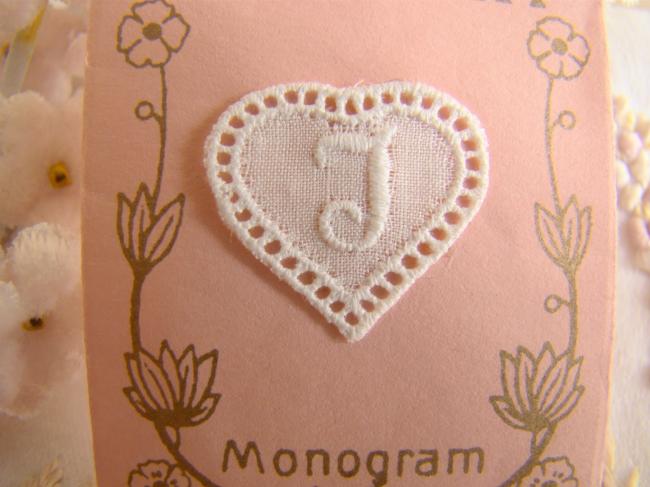 Joli mini monogramme J ou I dans un cartouche ajouré de fine batiste 1900-20