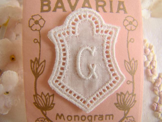 Joli monogramme G dans un cartouche ajouré de fine batiste 1900-20