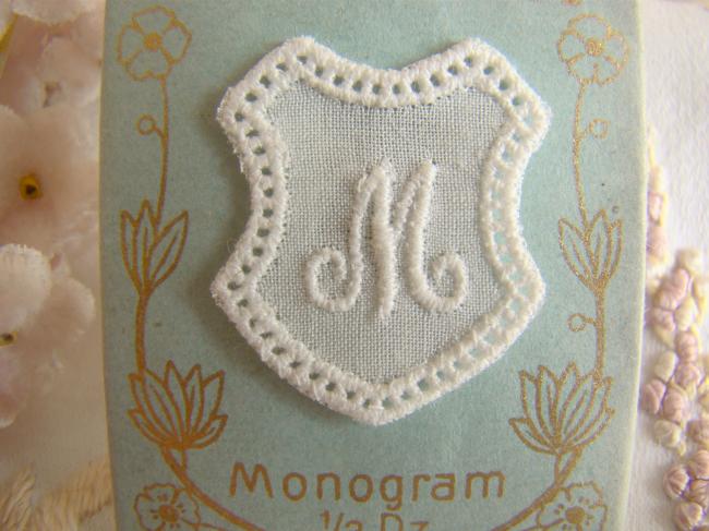 Joli monogramme M dans un cartouche ajouré de fine batiste 1900-20