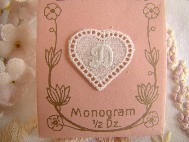 Joli mini monogramme D dans un cartouche ajouré de fine batiste 1900-20