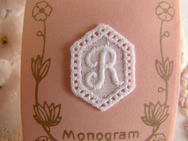 Joli mini monogramme R dans un cartouche ajouré de fine batiste 1900-20