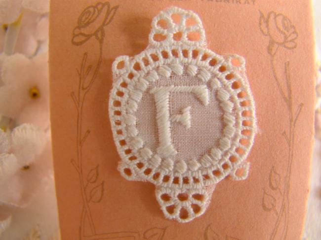 Superbe monogramme F dans un cartouche ajouré de fine batiste 1900-20