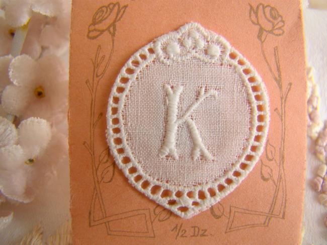 Joli monogramme K dans un cartouche ajouré de fine batiste 1900-20