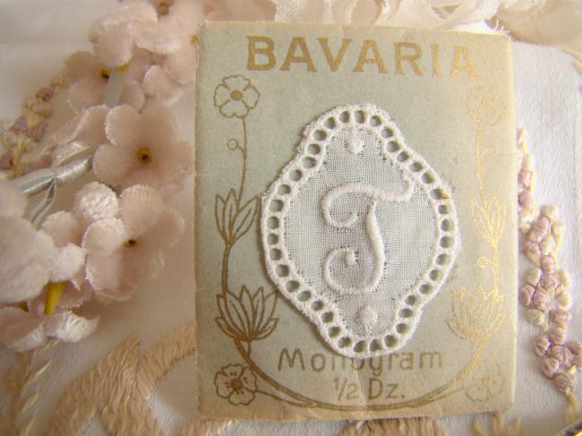 Joli monogramme T dans un cartouche ajouré de fine batiste 1900-20