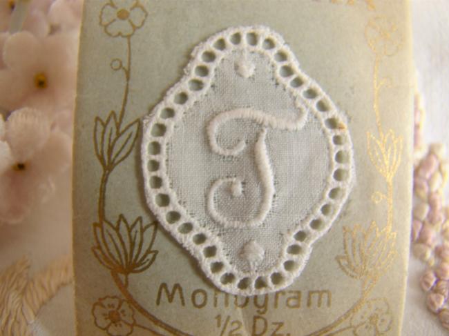 Joli monogramme T dans un cartouche ajouré de fine batiste 1900-20