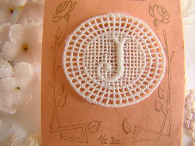 Superbe monogramme J dans un cartouche ajouré de fine batiste 1900-20