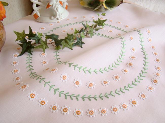 Adorable petite nappe ronde en linon brodé de marguerites, Maison Noël