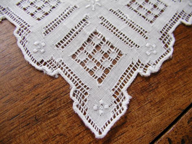 Incredible embroidered handkerchief,  real master piece !