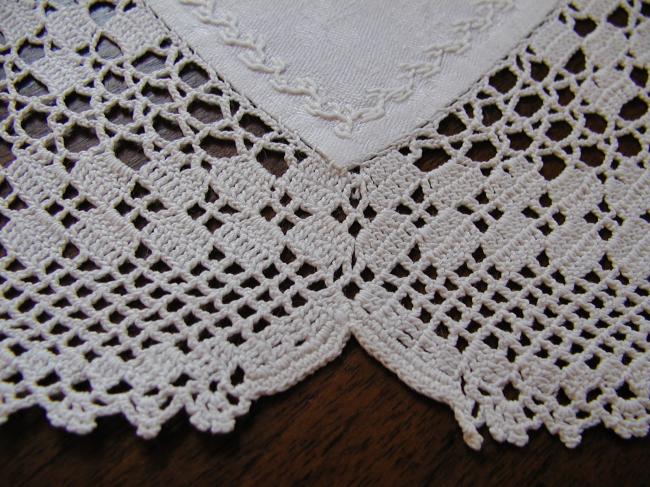 So sweet crochet lace doily with clover damask 1920