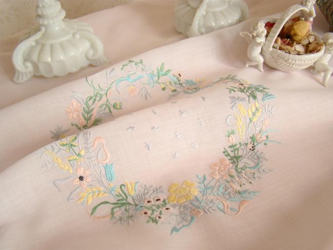 Magnifique nappe en voile brodé d'une couronne de fleurs, Maison Noël, vers 1940