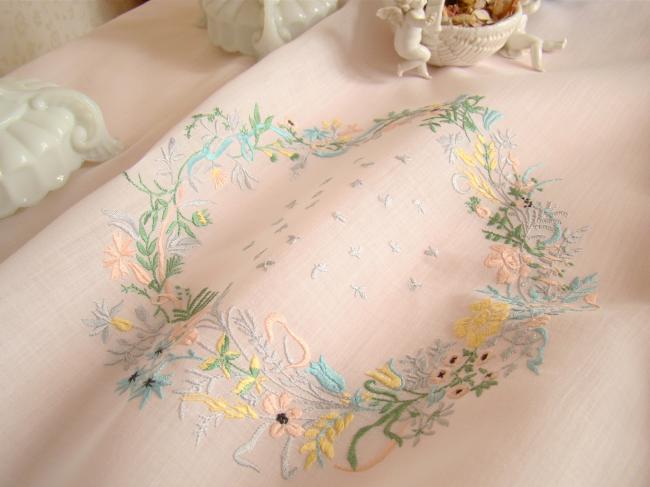 Magnifique nappe en voile brodé d'une couronne de fleurs, Maison Noël, vers 1940