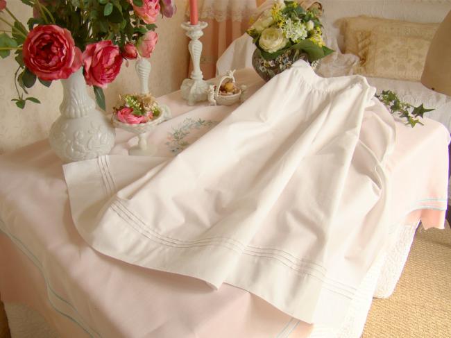 Romantique long tablier ancien en lin blanc avec petits plis