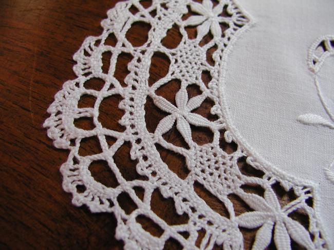 Very romantic doily with Cluny lace and white embroidery