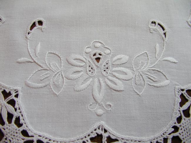 Very romantic doily with Cluny lace and white embroidery