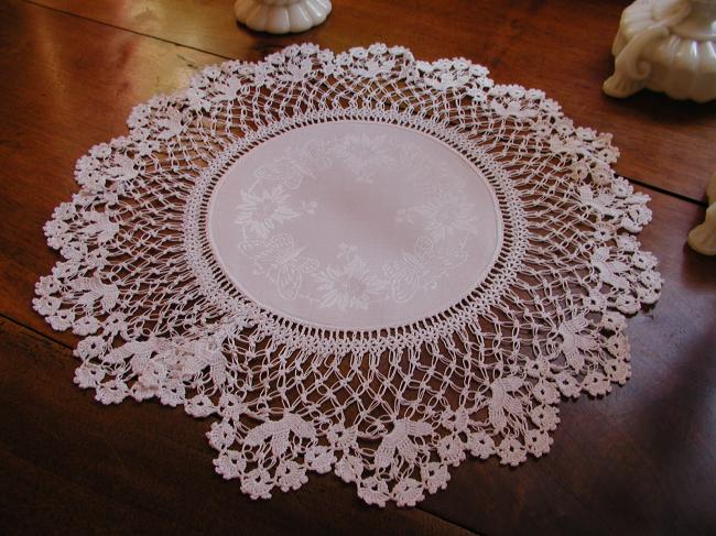 Beautiful round doily in damask with butterflies and crochet lace