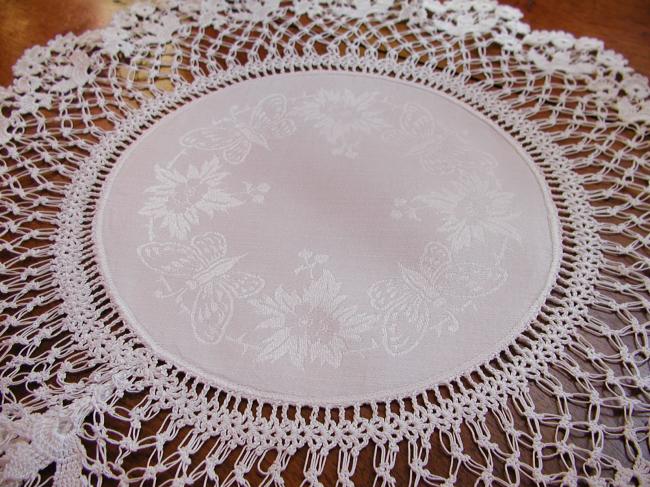 Beautiful round doily in damask with butterflies and crochet lace