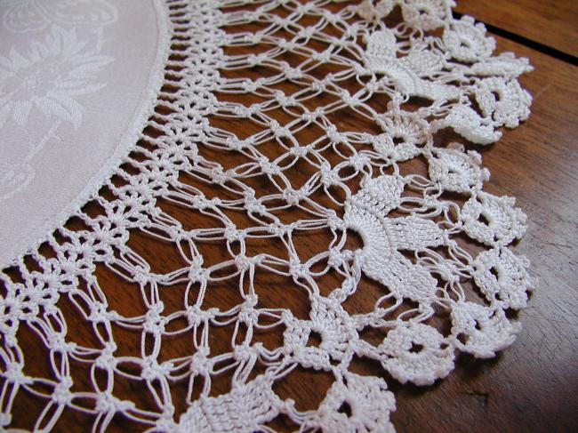 Beautiful round doily in damask with butterflies and crochet lace